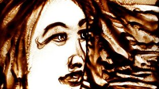 2011 - Dessin sur sable, Femme